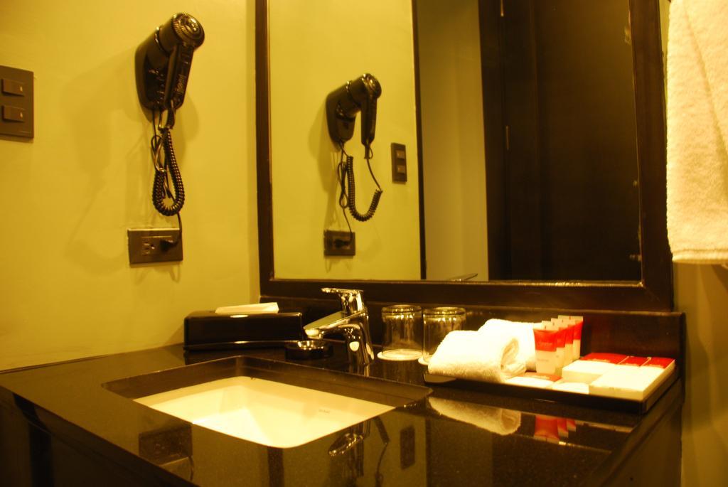 Amelie Hotel Manilla Buitenkant foto