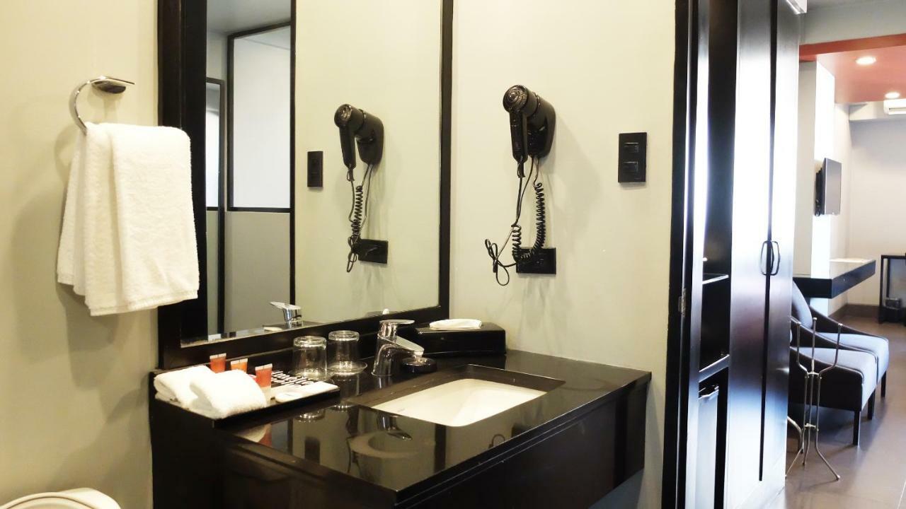 Amelie Hotel Manilla Buitenkant foto